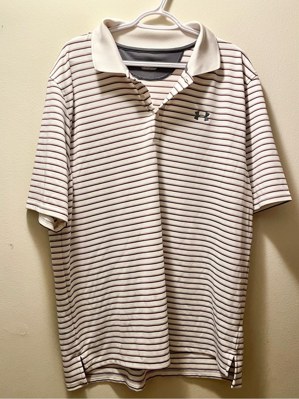 Under Armour XL Men’s Cream Polo with stripes
